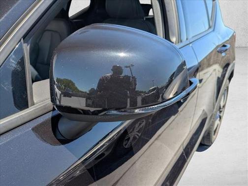 Onyx Black Metallic 2021 Volvo XC40 T4 Momentum