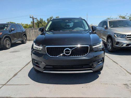 Onyx Black Metallic 2021 Volvo XC40 T4 Momentum