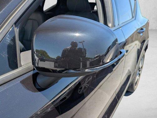 Onyx Black Metallic 2021 Volvo XC40 T4 Momentum