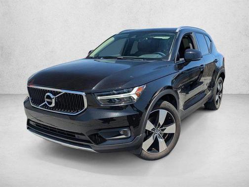 Onyx Black Metallic 2021 Volvo XC40 T4 Momentum
