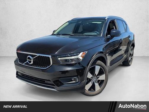 Onyx Black Metallic 2021 Volvo XC40 T4 Momentum