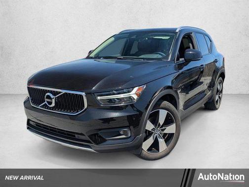 Onyx Black Metallic 2021 Volvo XC40 T4 Momentum