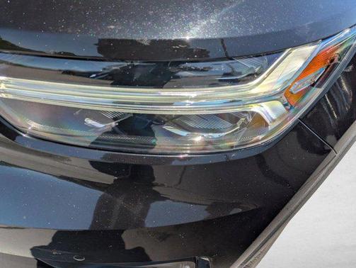 Onyx Black Metallic 2021 Volvo XC40 T4 Momentum