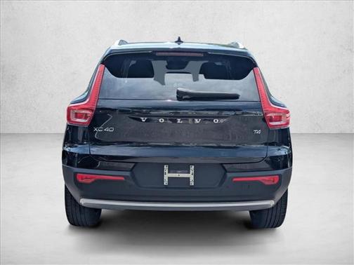 Onyx Black Metallic 2021 Volvo XC40 T4 Momentum
