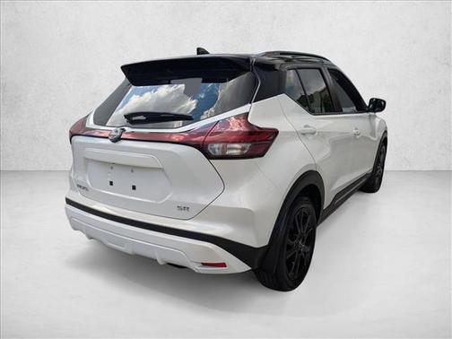 Aspen White Tricoat/Super Black 2023 Nissan Kicks SR
