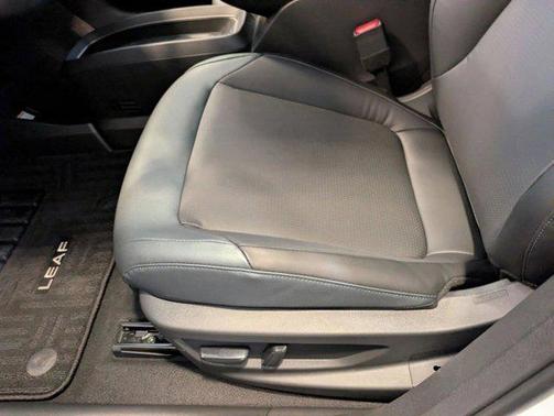 Everest White Pearl Tricoat 2026 Nissan Leaf SV+