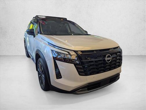 Everest White Pearl Tricoat/Super Black 2026 Nissan Pathfinder Platinum