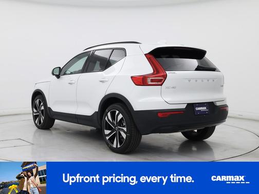 2025 Volvo XC40 B5 Plus Dark Theme