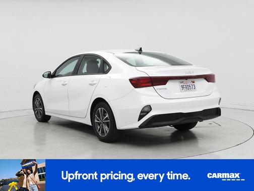White 2023 Kia Forte LXS