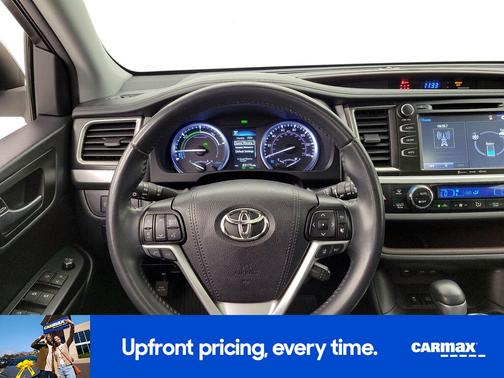 White 2019 Toyota Highlander Hybrid XLE