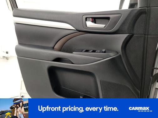 White 2019 Toyota Highlander Hybrid XLE