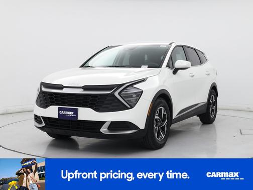 White 2024 Kia Sportage LX
