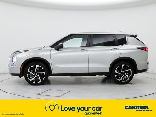 Photo 3 of 28 of 2022 Mitsubishi Outlander SE