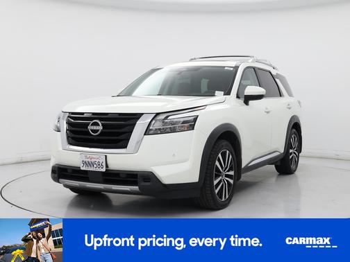 White 2024 Nissan Pathfinder Platinum