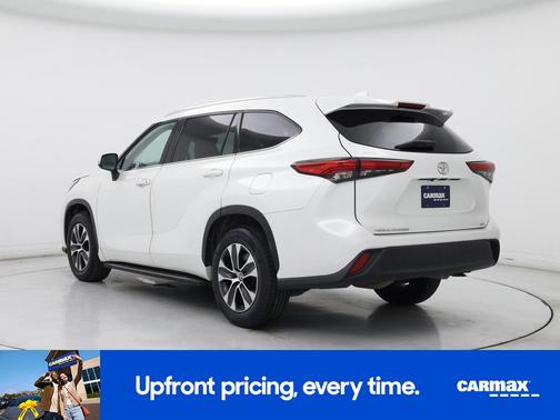 White 2020 Toyota Highlander XLE