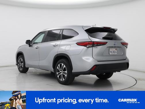 Silver 2023 Toyota Highlander Hybrid XLE