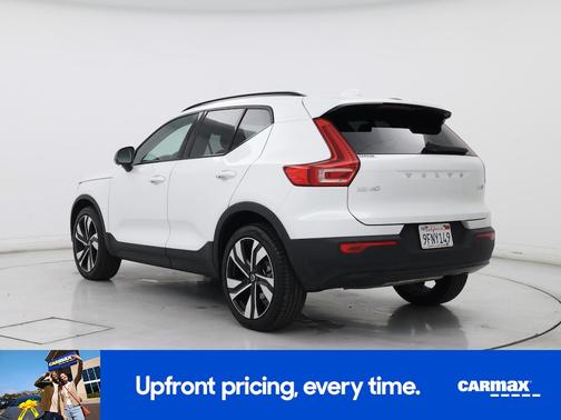 2023 Volvo XC40 B5 Ultimate Dark Theme