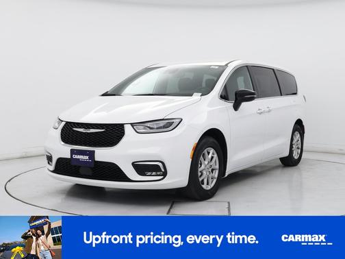 White 2025 Chrysler Pacifica Select