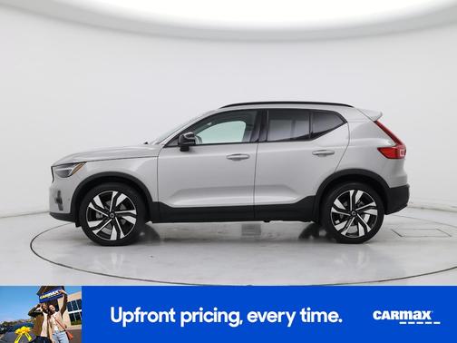 2023 Volvo XC40 B5 Ultimate Dark Theme