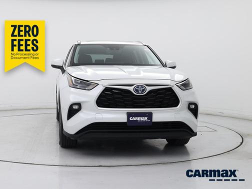 White 2022 Toyota Highlander Hybrid XLE