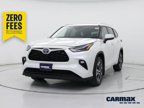 White 2022 Toyota Highlander Hybrid XLE