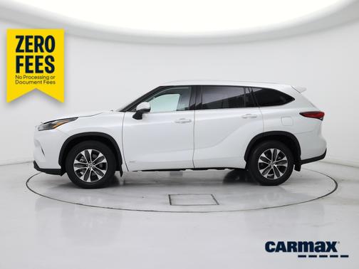 White 2022 Toyota Highlander Hybrid XLE