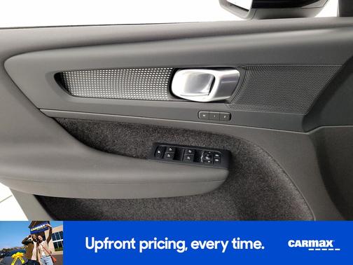 2023 Volvo XC40 B5 Plus Dark Theme