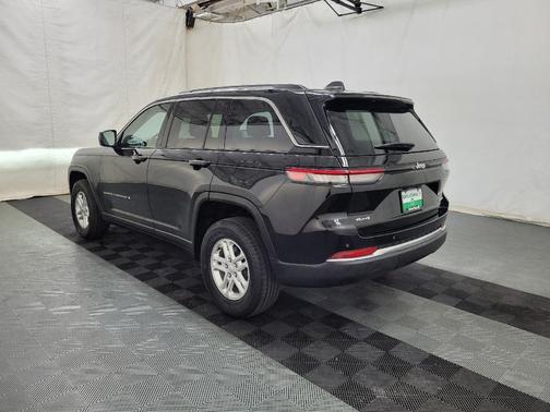 Diamond Black Crystal Pearlcoat 2022 Jeep Grand Cherokee Laredo