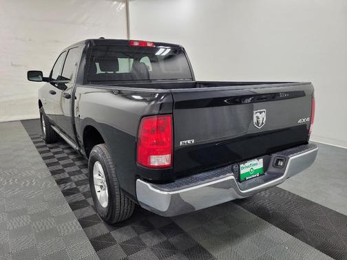 Diamond Black Crystal Pearlcoat 2022 RAM 1500 Classic SLT