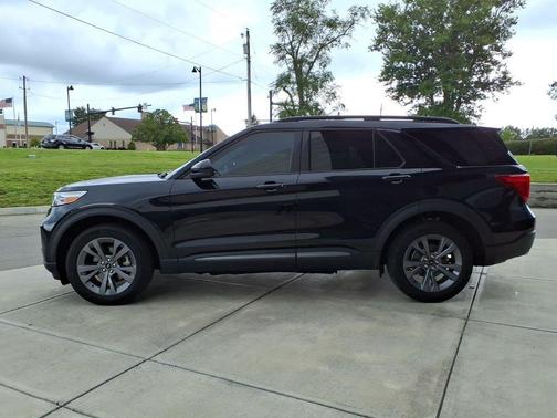 AGATE BLACK METALLIC 2023 Ford Explorer XLT