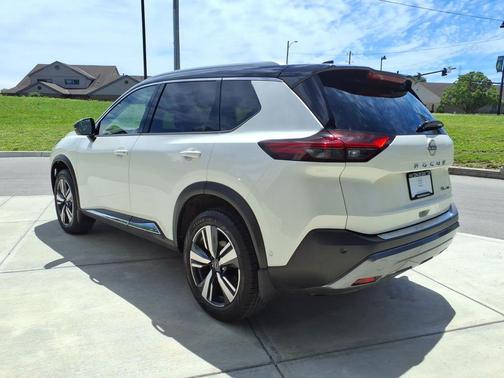 Pearl White Tricoat/Super Black 2023 Nissan Rogue SL