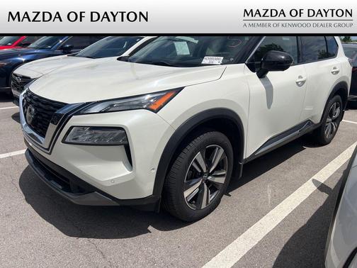Pearl White Tricoat/Super Black 2023 Nissan Rogue SL