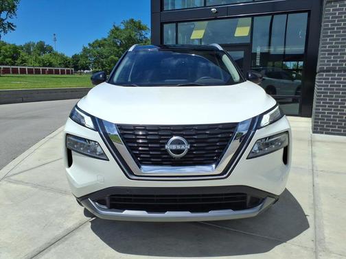 Pearl White Tricoat/Super Black 2023 Nissan Rogue SL