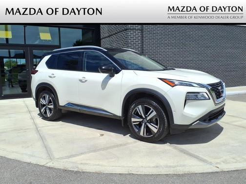 Pearl White Tricoat/Super Black 2023 Nissan Rogue SL