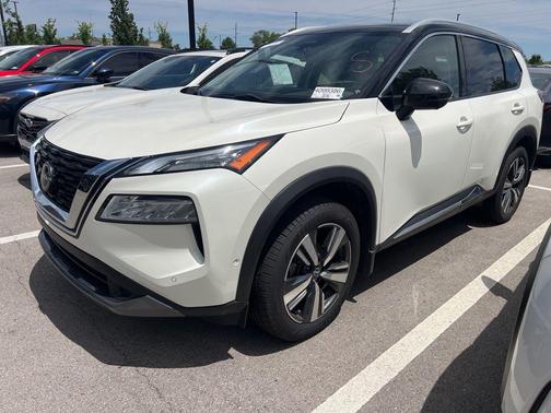 Pearl White Tricoat/Super Black 2023 Nissan Rogue SL