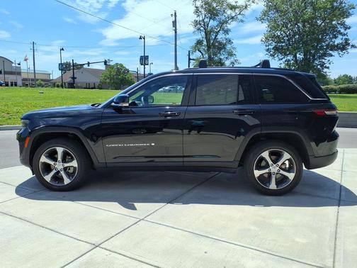 Diamond Black Crystal Pearlcoat 2023 Jeep Grand Cherokee Limited