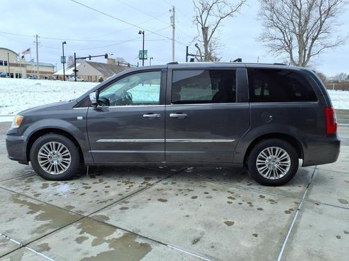 2014 Chrysler Town & Country Touring-L