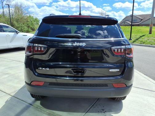Diamond Black Crystal Pearlcoat 2022 Jeep Compass Latitude Lux