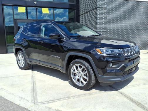 Diamond Black Crystal Pearlcoat 2022 Jeep Compass Latitude Lux