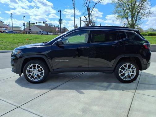 Diamond Black Crystal Pearlcoat 2022 Jeep Compass Latitude Lux