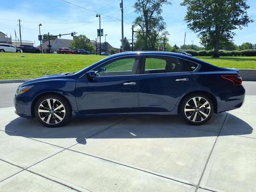 Deep Blue Pearl 2017 Nissan Altima 2.5 SR