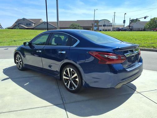 Deep Blue Pearl 2017 Nissan Altima 2.5 SR