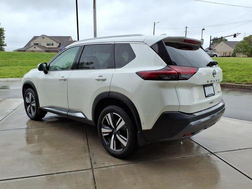 Pearl White Tricoat 2023 Nissan Rogue SL