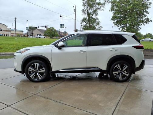 Pearl White Tricoat 2023 Nissan Rogue SL