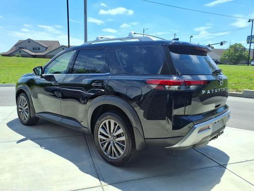 Super Black 2023 Nissan Pathfinder SL 4WD