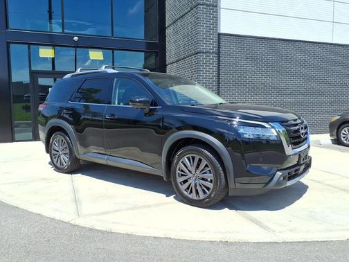 Super Black 2023 Nissan Pathfinder SL 4WD