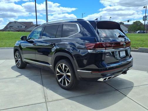 Deep Black Pearl 2024 Volkswagen Atlas 2.0T SEL Premium R-Line 4MOTION