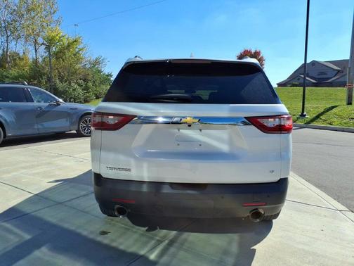 Iridescent Pearl Tricoat 2019 Chevrolet Traverse LT Cloth