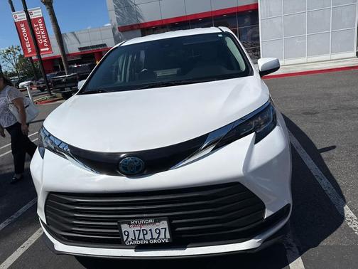 2022 Toyota Sienna LE