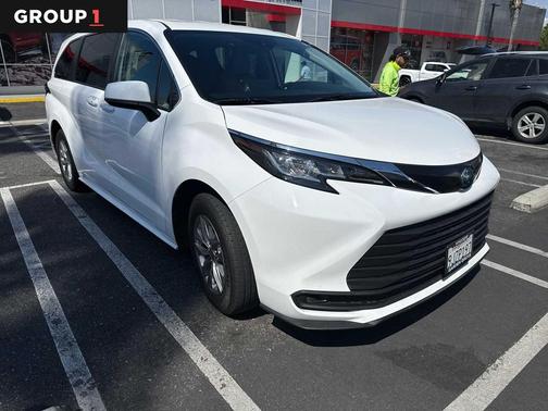2022 Toyota Sienna LE